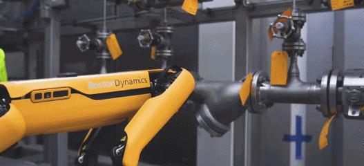 拆弹、监控、拉黄包车，还有什么是这条机器狗不会做的？