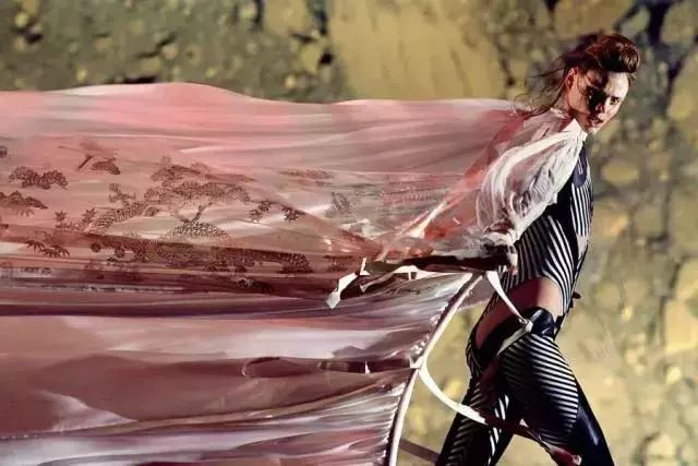 麦昆13年照片,麦昆怎么去世的