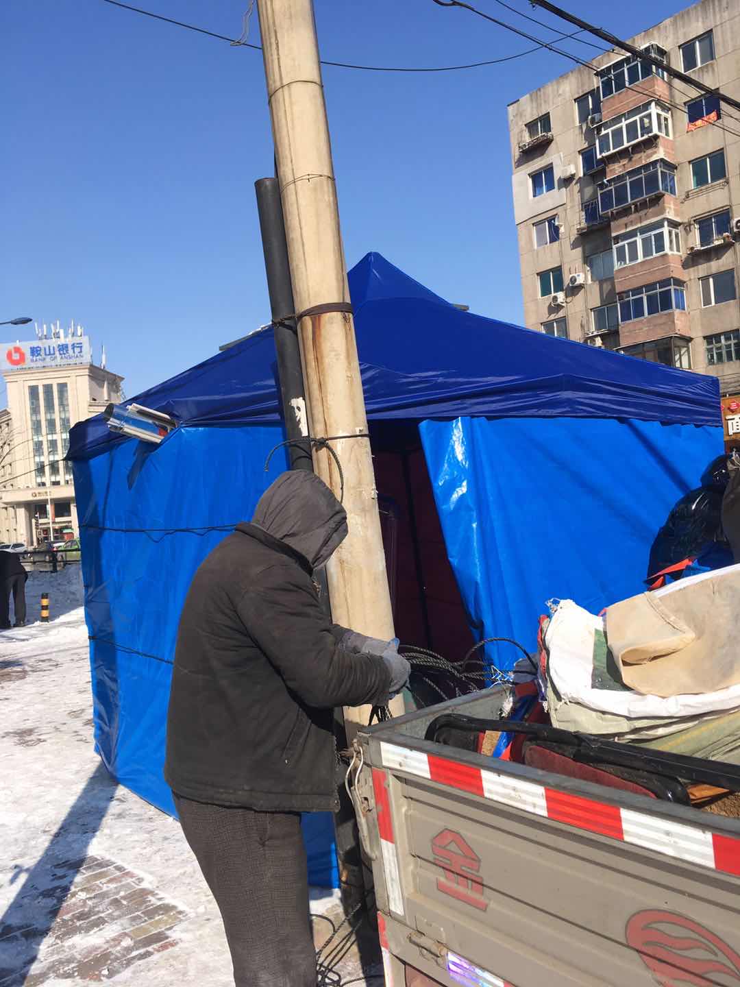 「助企」四隆集团再显担当，搭建100多顶帐篷温暖一线