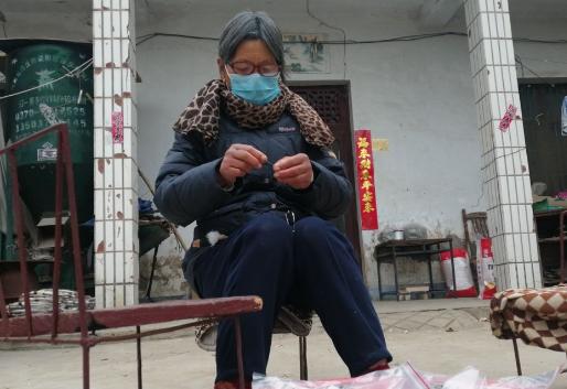 27天挣1620元，68岁大娘宅在家玩转“螃蟹环”