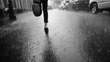 厉害了！这把伞一键自动开收伞，能抗8级大风