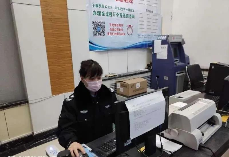 战疫动态致敬防控一线的物业人,战疫动态海报