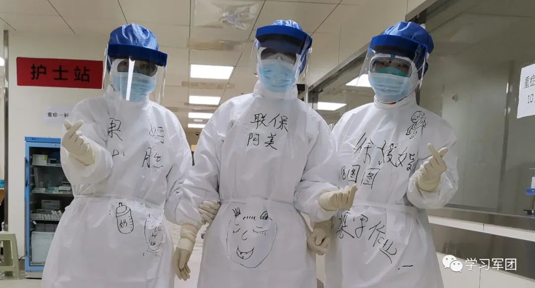 抗疫一线的白衣感动瞬间,武汉疫情防护服上写精忠报国