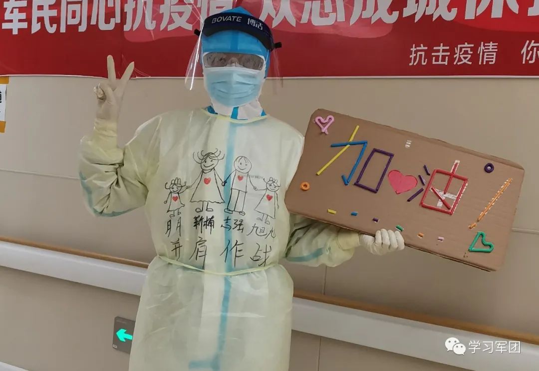 抗疫一线的白衣感动瞬间,武汉疫情防护服上写精忠报国