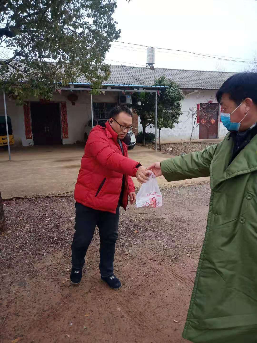 屈家岭月宝山村*党**总支书记叶文华40天的坚守