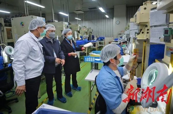 关键时刻豁得出冲得上,关键时刻站得出来危难关头豁得出