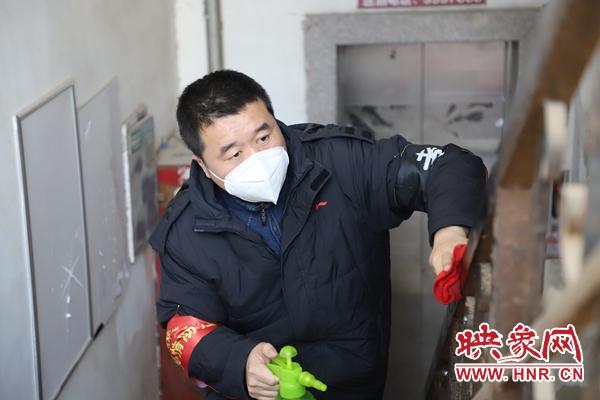 商丘新城街道办事处张林：右手红袖章左手黑袖章