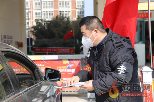 两个“袖章”成了他特殊的“印记”