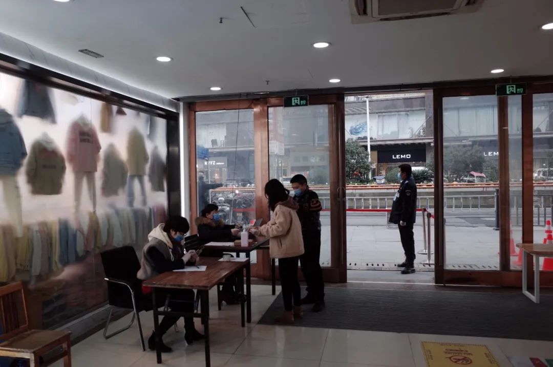 买家拿货也直播，童装店老板一个月亏去几十万，四季青复工并不是你想象中的样子