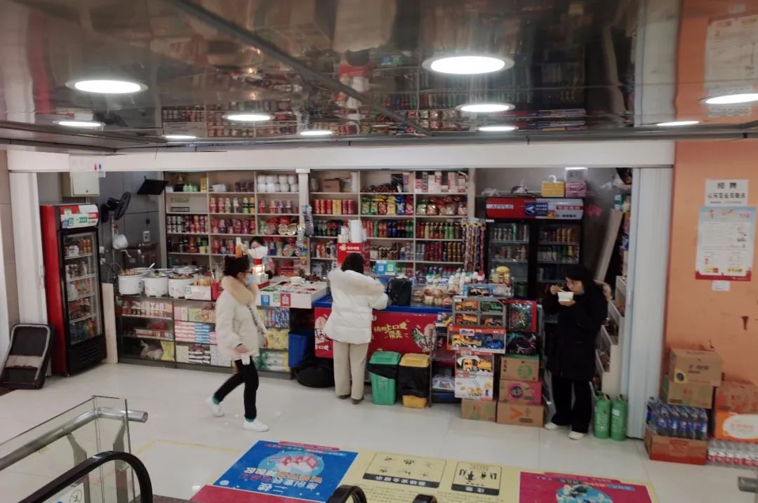 买家拿货也直播，童装店老板一个月亏去几十万，四季青复工并不是你想象中的样子