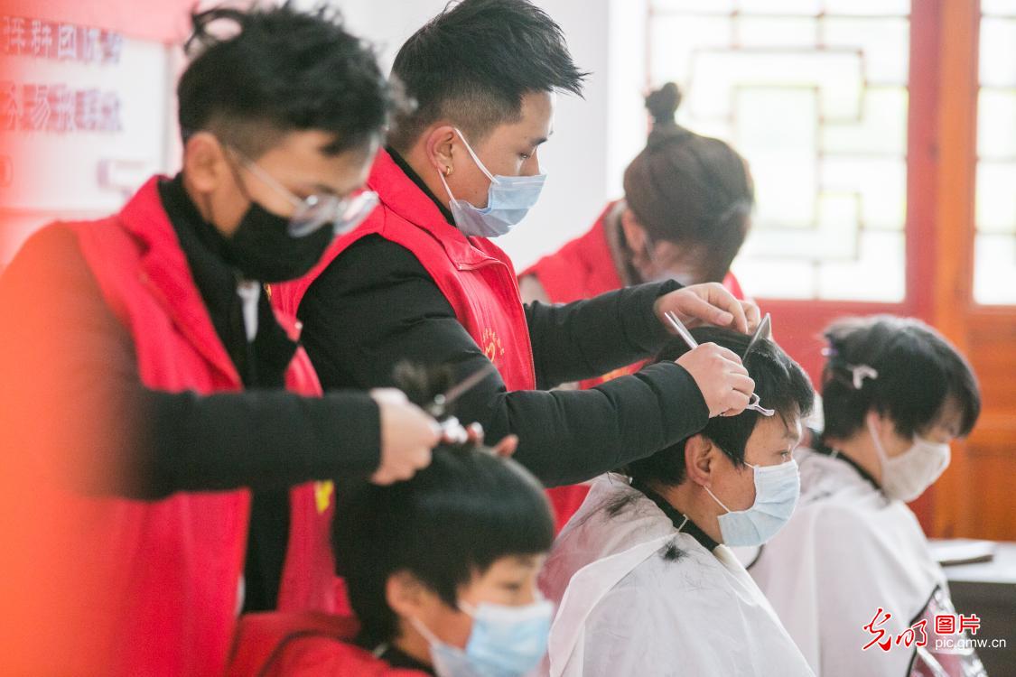 雷锋精神在疫情防控中闪烁,弘扬雷锋精神疫情防控主题党日
