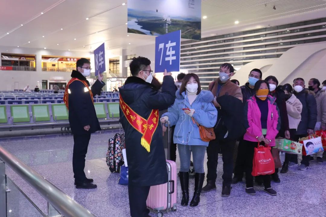 各地专列包车包机助务工人员返岗,包车专列接送员工返岗