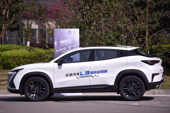 胆儿肥,国企老总驾车上路大撒把,得知真相后朋友圈炸了……