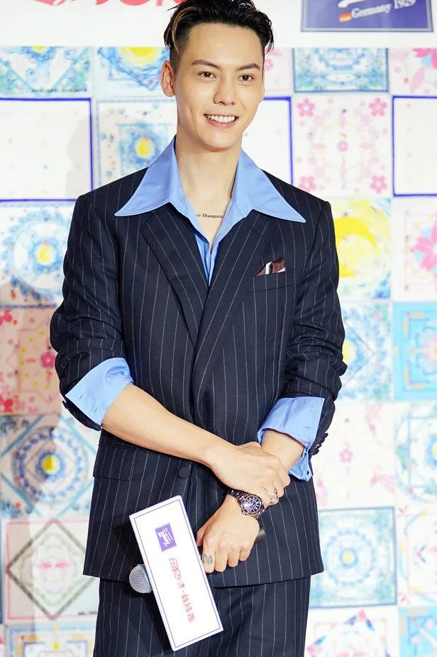 今年的自信就指着领子了