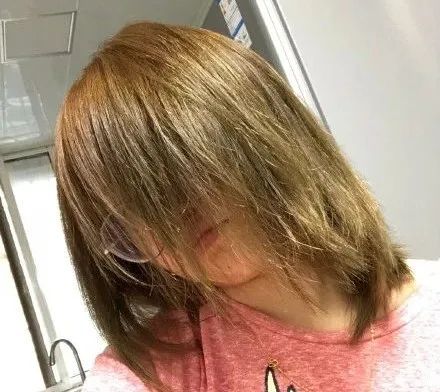 千万不要自己在家染发,买染发剂自己在家染发