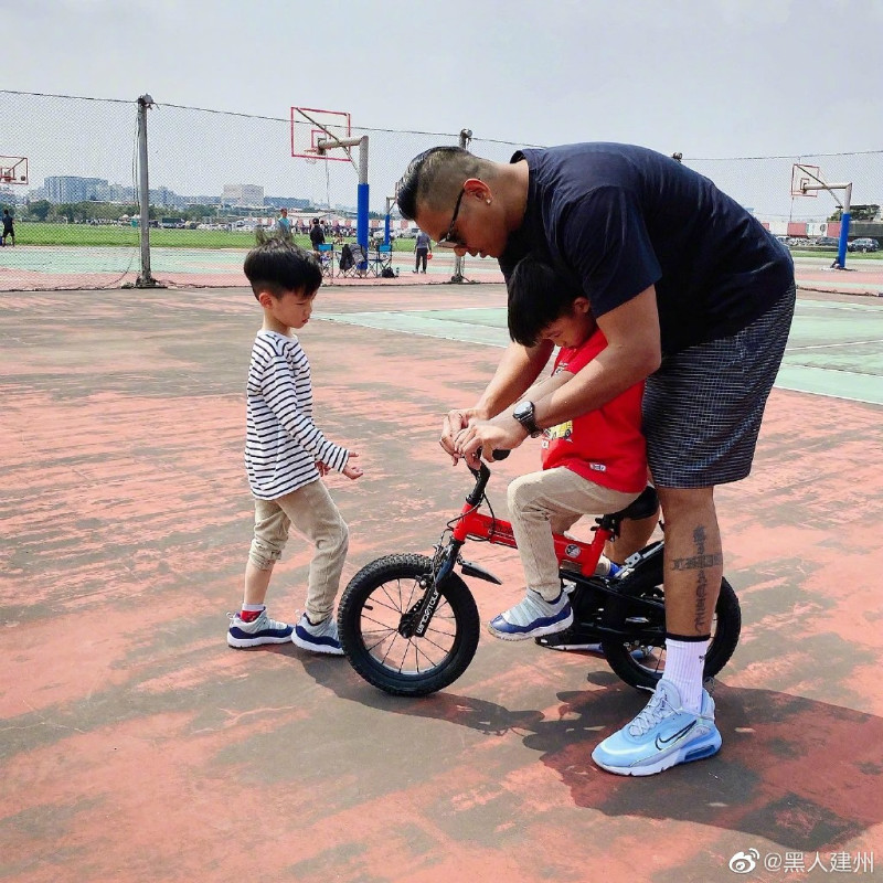 鹿晗上脚足球鞋,鹿晗创造营上脚dunk