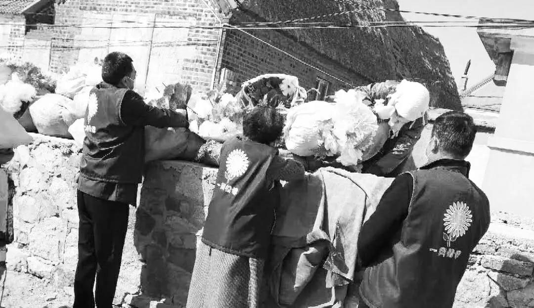 威海市开展清明节祭扫活动,别样清明一样情云上祭祀寄哀思