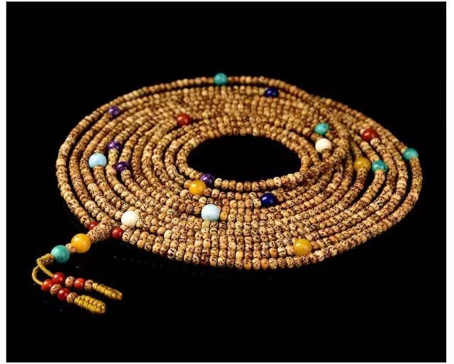 手串到底配几颗珠子更适合自己,穿珍珠手串配几颗黄金珠子最合适