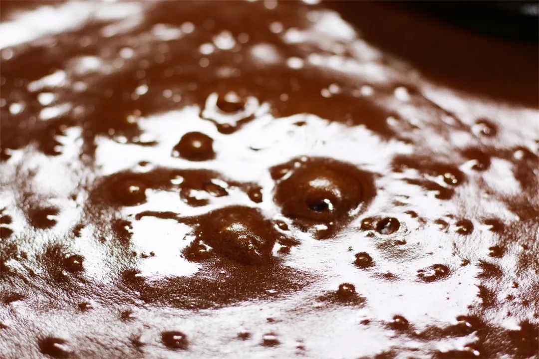 买红糖里面竟然有东西,买散装的红糖不甜特别红是真的吗