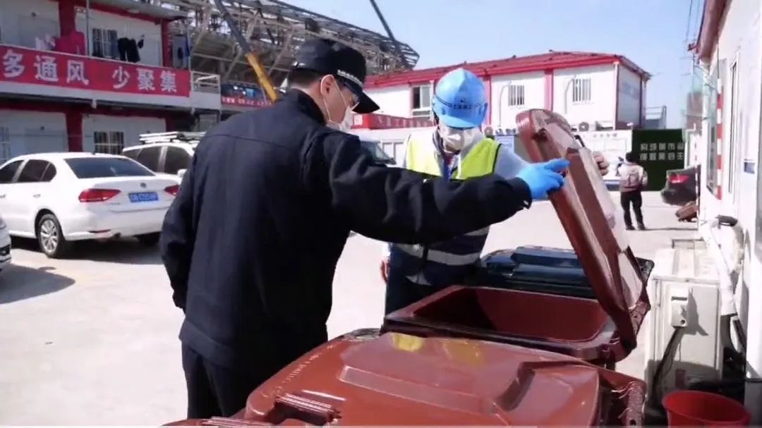 体温一天两测、工人分开进食,浦东足球场“安全”复工