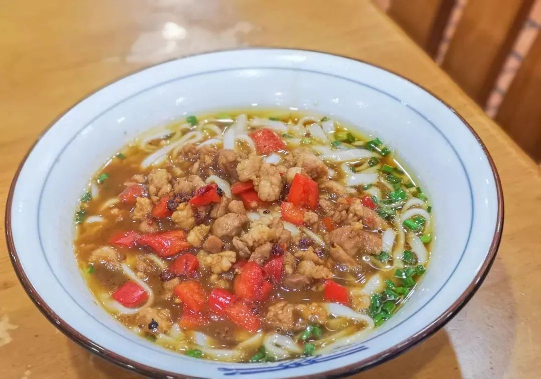 长沙米粉火热,长沙米粉排队30米