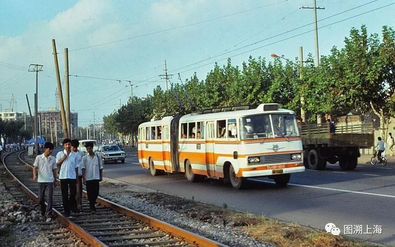 记忆公交车细节,记忆中的24路公交车