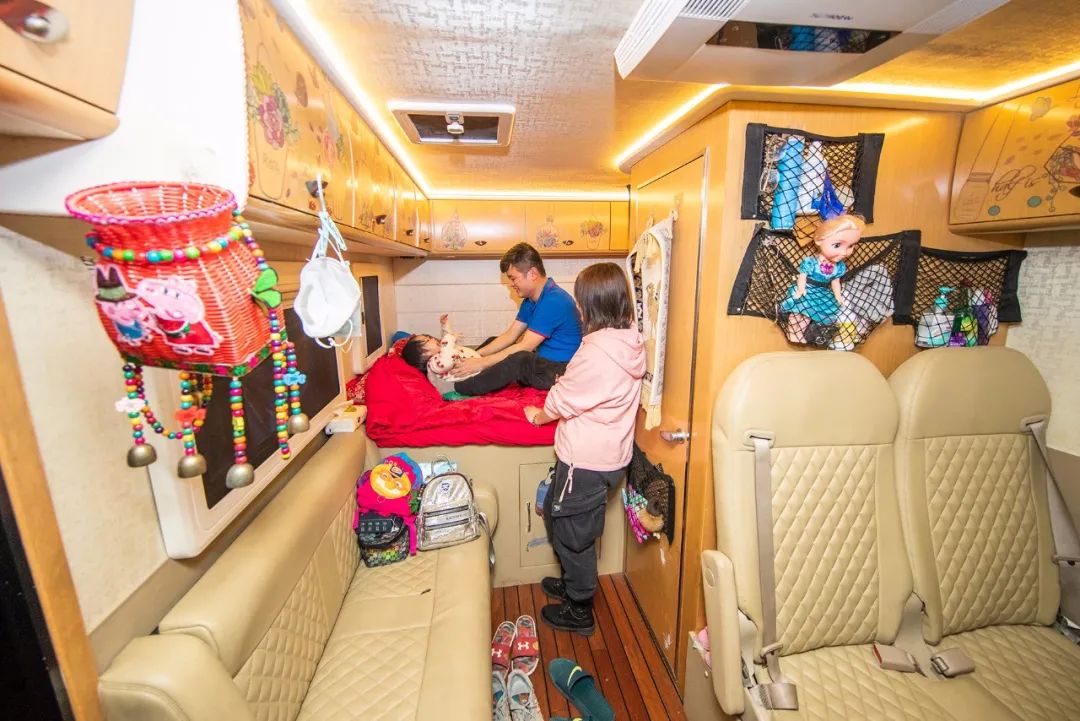 黄石一家人视频,黄石一家三代人