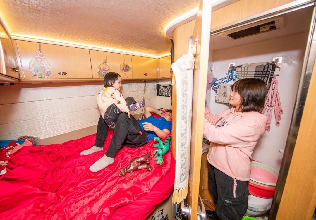 黄石一家人视频,黄石一家三代人