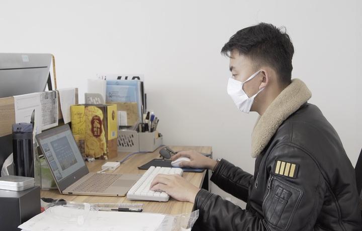 自制礼服，爱打篮球，云课堂教人抗疫……建德航空小镇这位“硬核”机长成网红