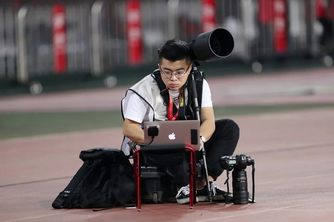 ICTalk|拍摄一场国足比赛,我要按4000次快门