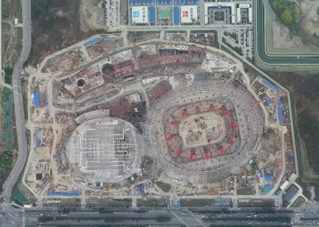 凤凰山体育足球场换草坪,凤凰山专业足球场草坪现状