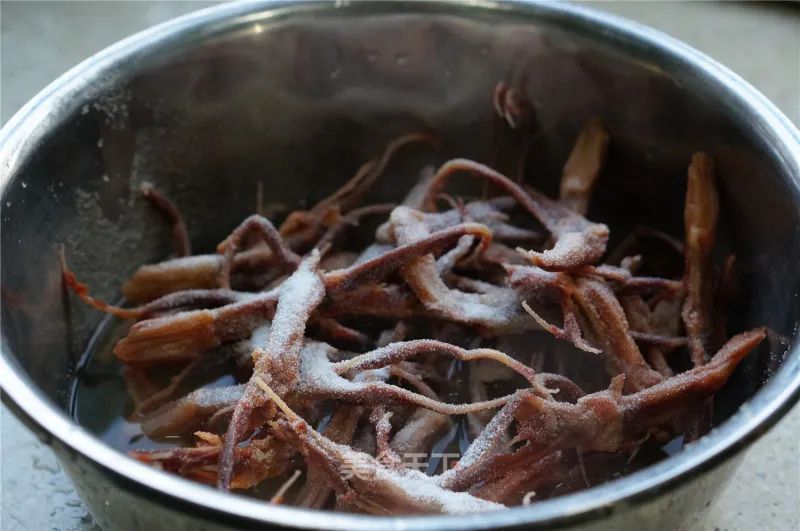 无任何添加的卤鸭货,刚卤出来的鸭货比较麻