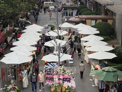 周末集市“淘宝”忙！成都放开道路使用权商贩商家双赢