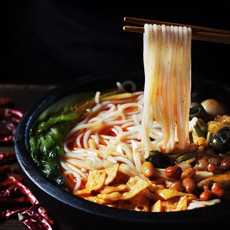 嗦一碗令人神魂颠倒的螺蛳粉,一碗好吃酸爽的螺蛳粉深夜必备