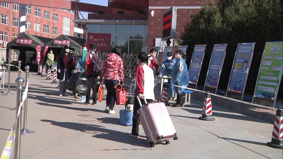 现场直击开学第一天！春风十里，不如学校有你~