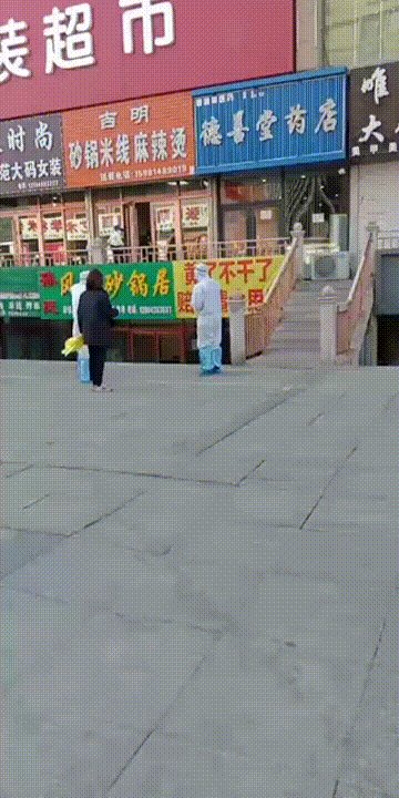 「二三里早八点」把树杈当单杠,德惠公园大爷大妈锻炼方式太奇葩