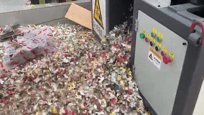 茅台酒，碾！中华烟，碎！卡地亚手镯，铲！