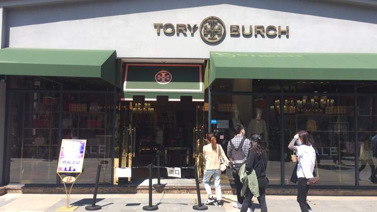 17980元风衣，到手6000多！青浦奥特莱斯近400家品牌推出低至1折的优惠活动｜五五嗨购季