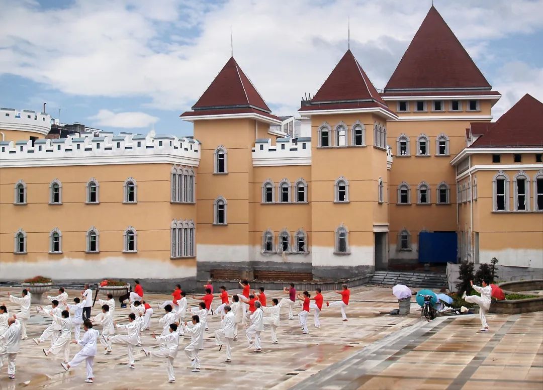 浜戝拰闈為仐,涓変唬鎵嬭壓浜虹殑鍧氭寔