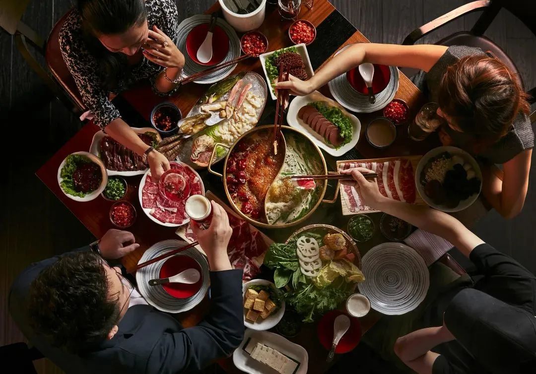 不热不堵人不多,城中开房度假难道不够爽吗?丨寻味