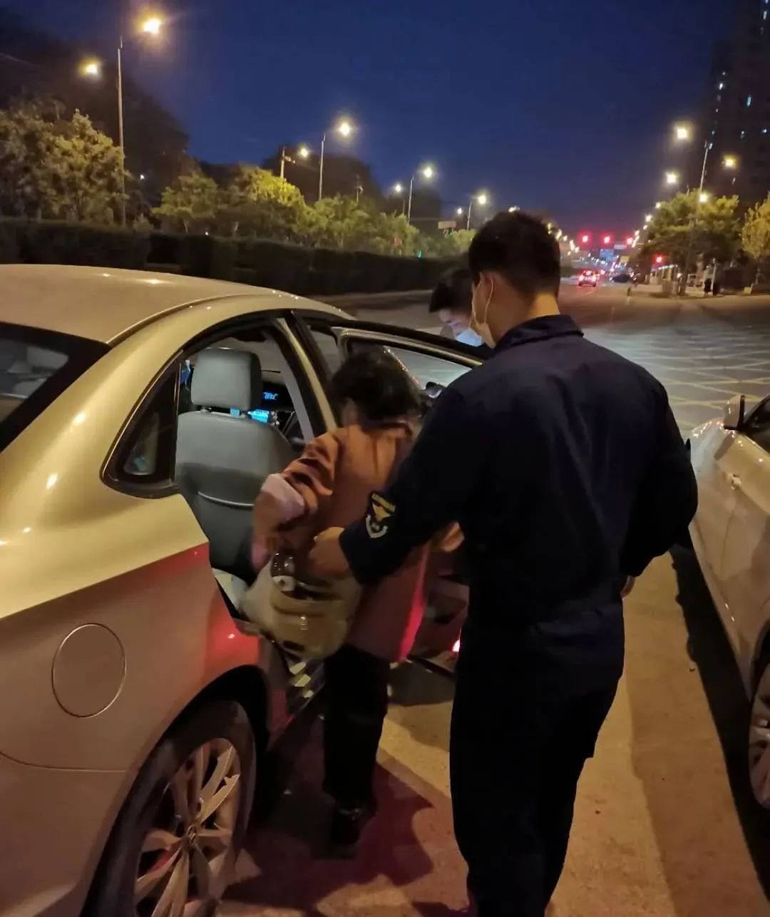 偶遇消防员坐车,消防救助迷路老人