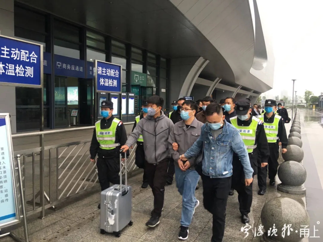 女子朋友圈扫码申领免费榴莲,女生免费领榴莲案