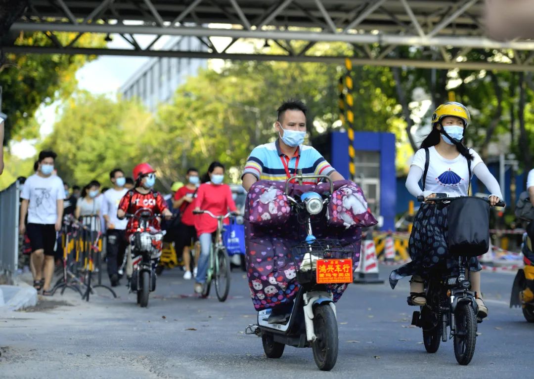 实探丨富士康强制放假四个月？订单确有减少，部分合同工签休假协议，派遣工遭解聘…