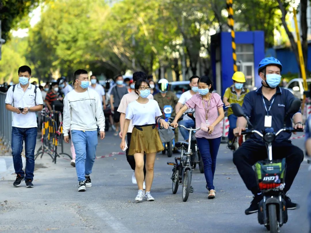 实探丨富士康强制放假四个月？订单确有减少，部分合同工签休假协议，派遣工遭解聘…