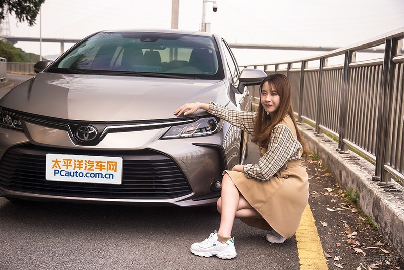 美女伴娘买车记她为何心动最低配卡罗拉？