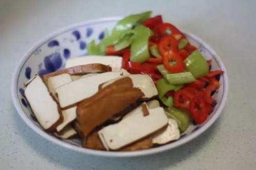 肉丁豆干炒酱家常做法,豆瓣豆干炒肉的做法