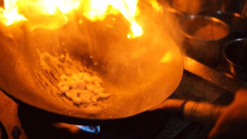 开门就排队的茶饮店,开门就排队的烧烤大鹏