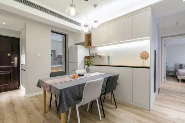 成品衣柜如何搭配定制柜,成品衣柜如何装出定制衣柜的效果