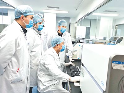 抗击疫情党旗在战疫一线高高飘扬,让党旗在疫情防控攻坚战中飘扬