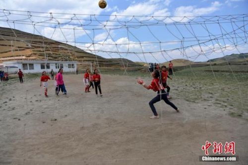 从大山里踢足球走出来的孩子,小孩在足球场踢足球